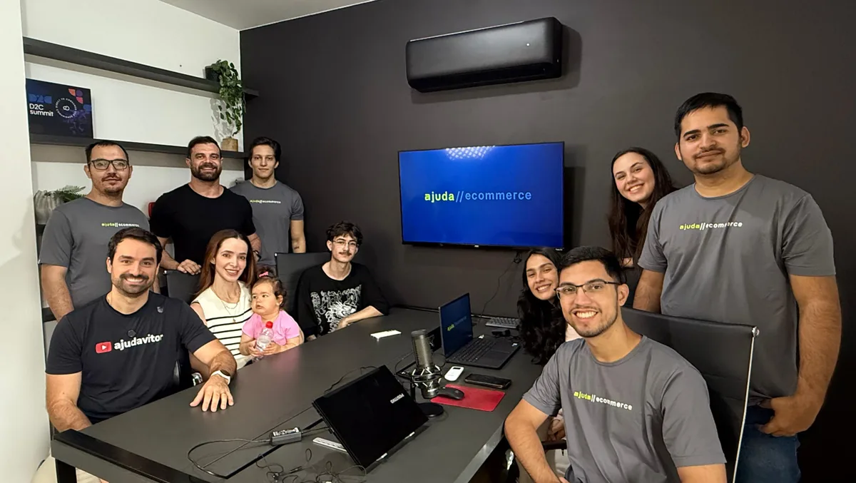 Equipe da Ajuda Ecommerce reunida no escritório