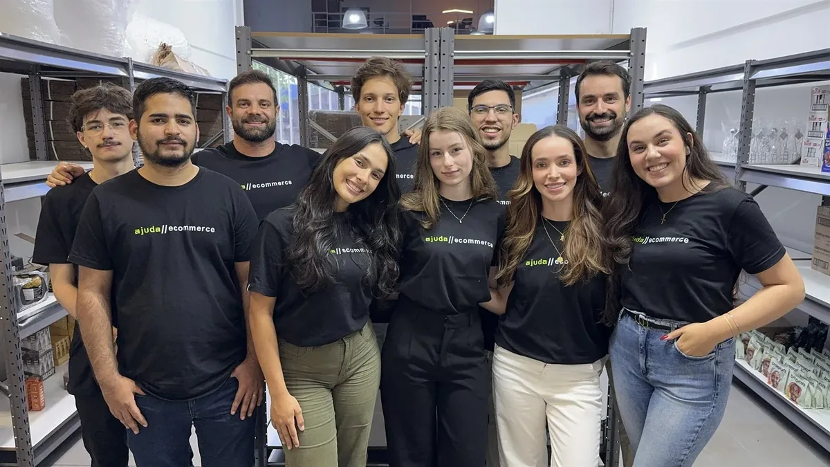 O time da Ajuda Ecommerce no estoque da operação própria